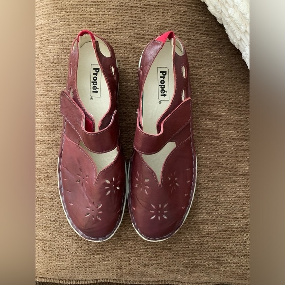 PROPET NWOT Women’s Chloe Mary Jane Burgandy Velcro Strap Cut Out Shoe 9.5 - Picture 2 of 7